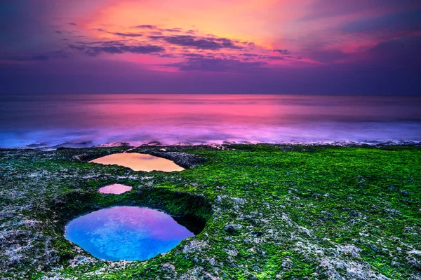 Pôr do sol na praia em Bali — Fotografia de Stock