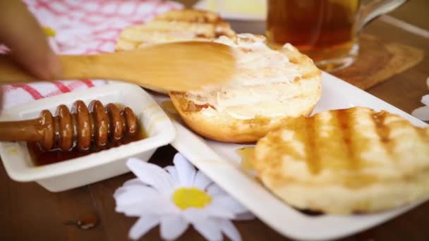 Pão saboroso com mel. Vídeo em HD completo — Vídeo de Stock