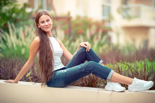 Hermosa mujer joven al aire libre —  Fotos de Stock