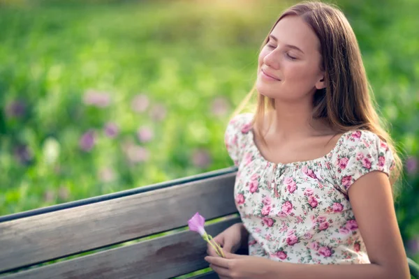Dreamy girl in the park — Stock Photo, Image