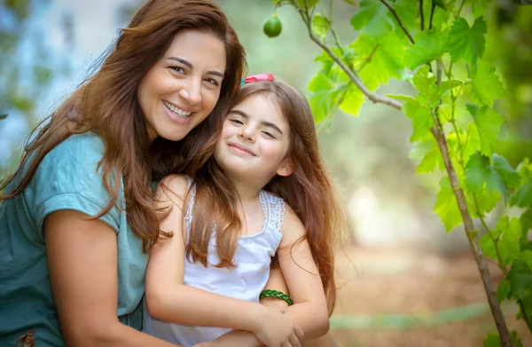 Щасливий портрет матері та дочки — стокове фото
