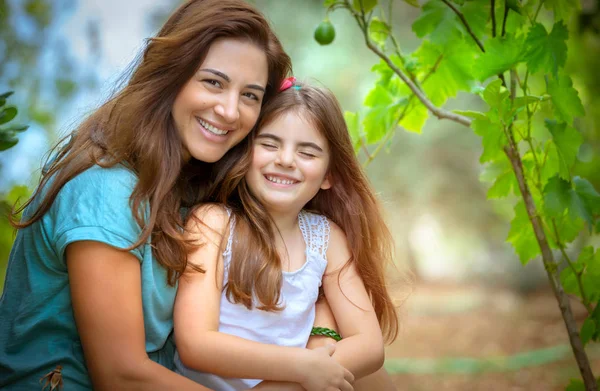 Lycklig mor och dotter porträtt — Stockfoto