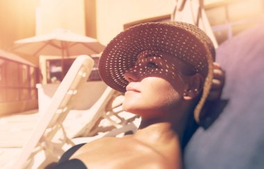 Çekici kadın plaj bronzlaşma