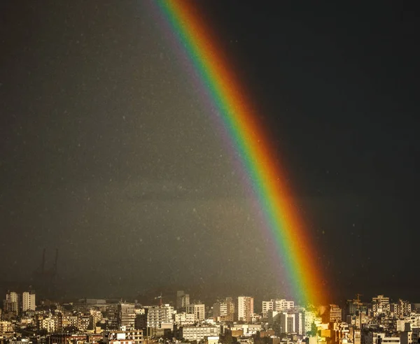 Erstaunlicher heller Regenbogen über der Stadt — Stockfoto