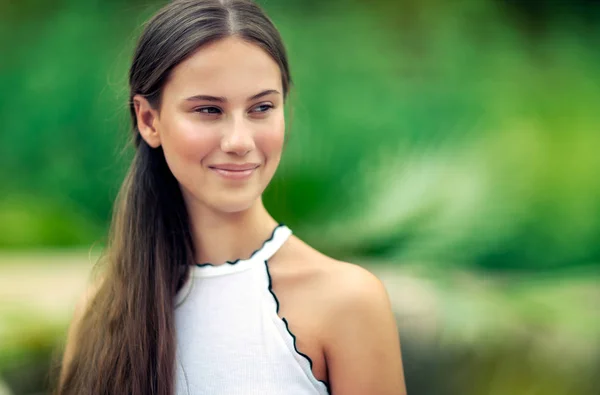 Menina bonita ao ar livre — Fotografia de Stock