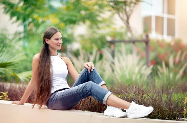 Mulher agradável no parque de primavera — Fotografia de Stock