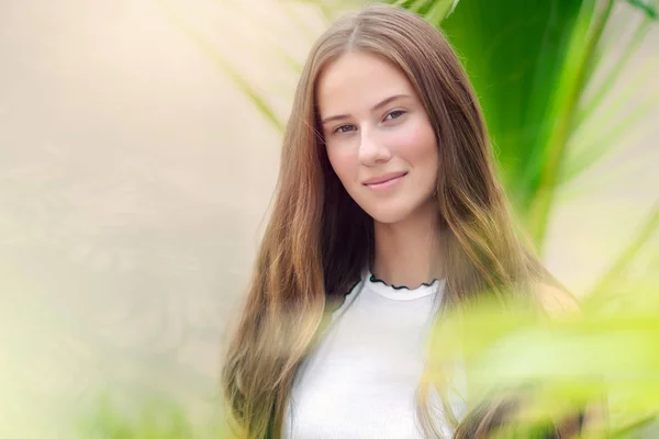 Retrato de menina jovem bonita — Fotografia de Stock