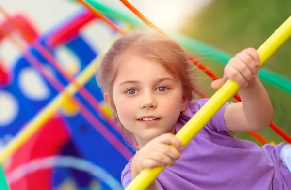 Ragazzina sul giardino giochi — Foto Stock