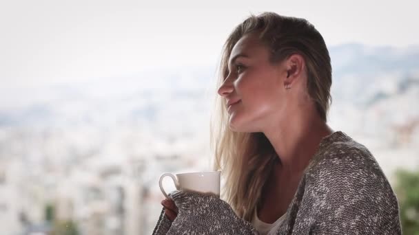 Pretty woman drinking morning coffee. Full HD Video — Stock Video