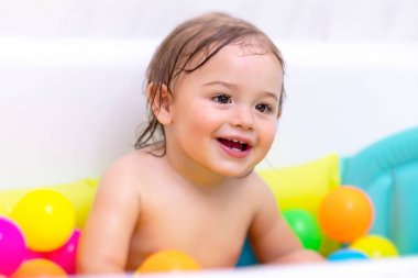 Tatlı çocuk alarak banyo