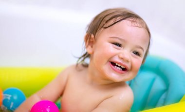 Tatlı çocuk alarak banyo