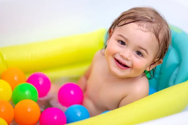 Baby jongen nemen bad — Stockfoto