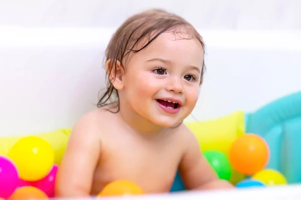 Doce criança tomando banho — Fotografia de Stock