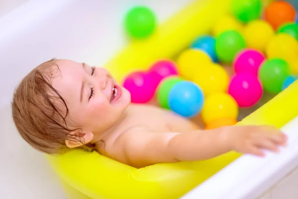 Маленький ребенок наслаждается купанием — стоковое фото