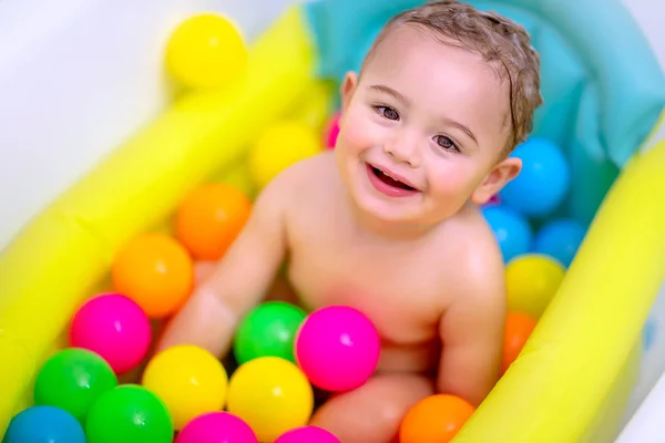 Bébé garçon prenant bain — Photo