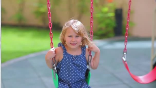 Little girl on the swing. Full HD Video — Stock Video