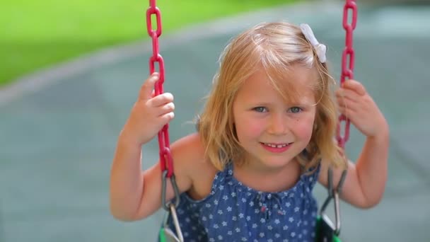 Little girl on the swing. Full HD Video — Stock Video