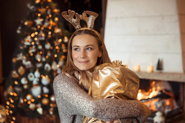 Lycklig flicka med julklapp — Stockfoto