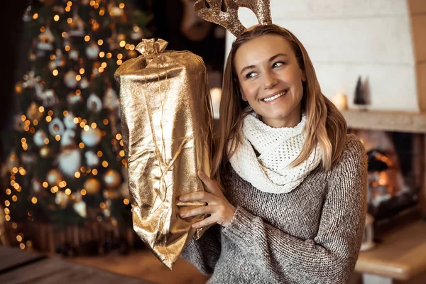 Dívka přijímající vánoční dárek — Stock fotografie