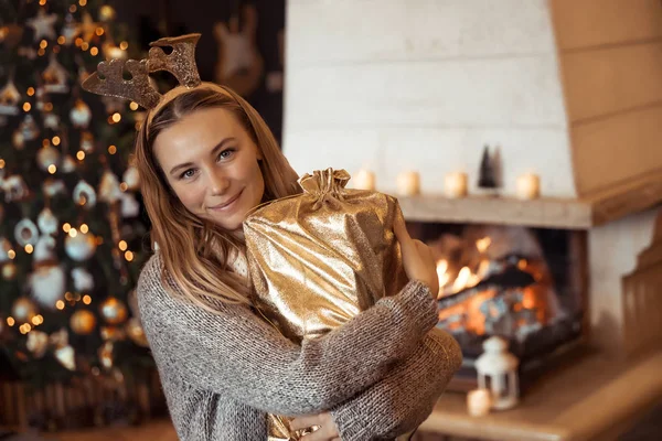 Glückliches Mädchen mit Weihnachtsgeschenk — Stockfoto