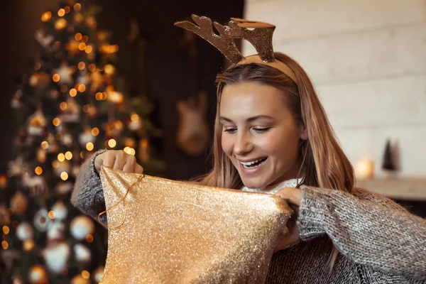 Receiving Christmas gift — Stock Photo, Image