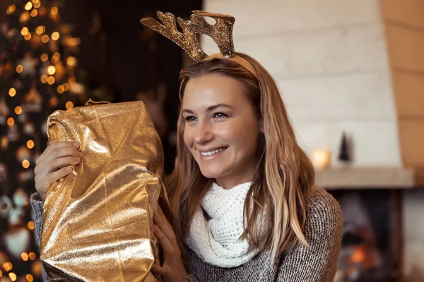 Pretty woman with Christmas gift — Stock Photo, Image