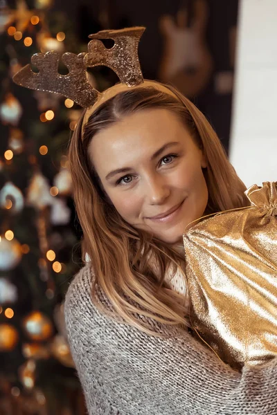 Mulher alegre recebeu presente de Natal — Fotografia de Stock