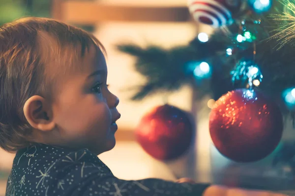 Kleine jongen versiert kerstboom — Stockfoto