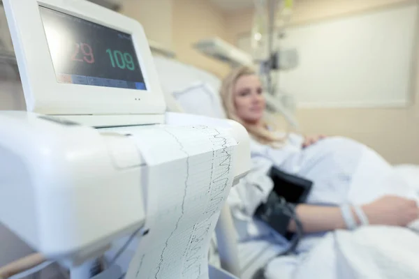 Mujer embarazada en el hospital — Foto de Stock