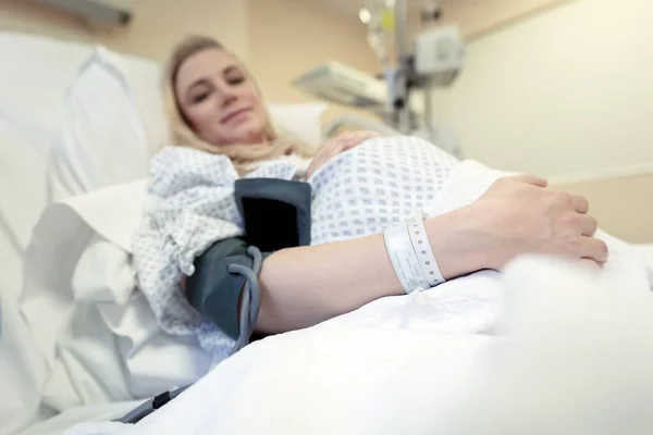 Mujer embarazada en el hospital — Foto de Stock