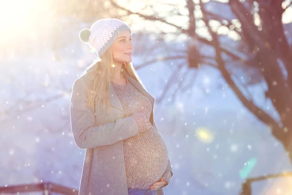 Gelukkig zwangere vrouw buitenshuis — Stockfoto