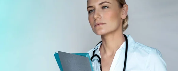 Serious woman doctor — Stock Photo, Image