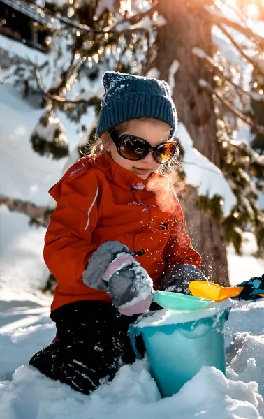 Liten flicka njuter av vintern — Stockfoto