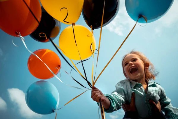 Счастливый Именинник Цветными Воздушными Шарами Над Голубым Небом Фоне Эмоций — стоковое фото