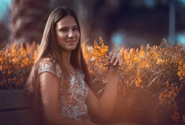 Portret Miłej Nastolatki Siedzącej Ławce Kwiatowym Ogrodzie Cieszącej Się Niesamowitym — Zdjęcie stockowe