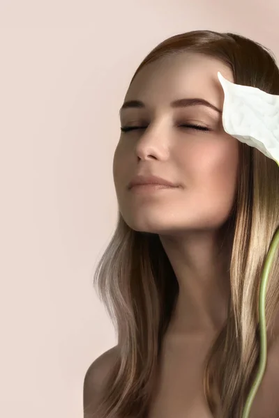 Mild Kvinna Med Kalla Blomma Isolerad Beige Rosa Pastell Bakgrund — Stockfoto
