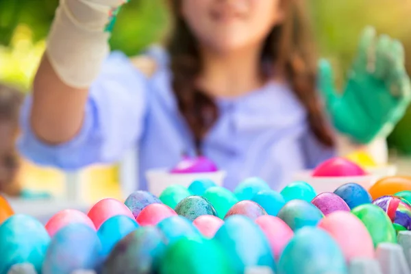 Foto Primo Piano Molte Uova Pasqua Colorate Bambina Con Piacere — Foto Stock