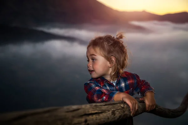 世界を発見し 雲の上の山の上で遊んで 夏のキャンプを楽しんで 幸せな健康的な子供時代を楽しんでいるかわいい子供の肖像画 — ストック写真