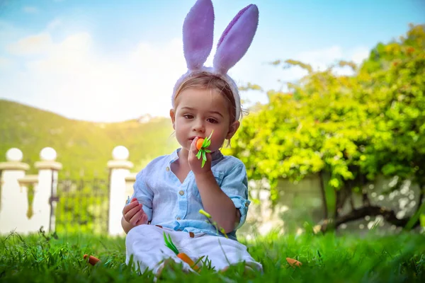 Menino Bonito Vestido Com Grandes Orelhas Coelho Criança Feliz Comendo — Fotografia de Stock