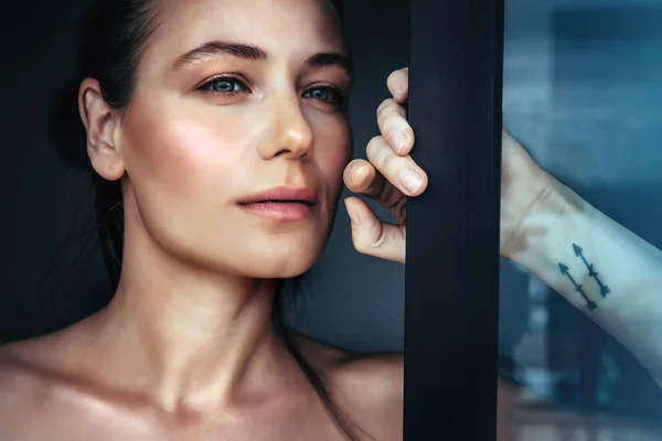 Retrato Auténtico Una Atractiva Mujer Pie Cerca Ventana Casa Mirada —  Fotos de Stock