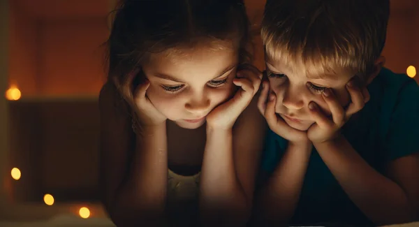 Geceleri Tablette Çizgi Film Izleyen Küçük Çocukların Portresi Evde Sıkılmış — Stok fotoğraf