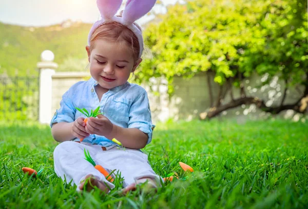 Kleiner Junge Mit Vergnügen Feiert Die Osterfeiertage Trägt Lustige Pelzige — Stockfoto