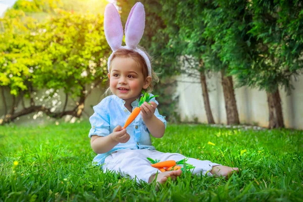 Маленький Мальчик Удовольствием Празднует Пасху Носить Смешные Пушистые Уши Кролика — стоковое фото