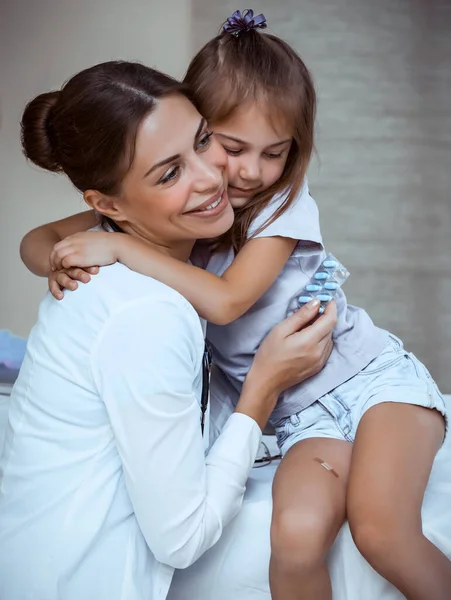 Menina Bonito Com Prazer Gratidão Abraçando Seu Médico Amigável Desfrutando — Fotografia de Stock