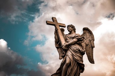 Bulutların üzerindeki melek, büyük bir umut abidesi, Hıristiyanlığın dini sembolü, Melekler Köprüsü, Roma, Vatikan, İtalya