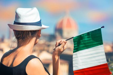 İtalyan bayraklı bir kadın turistin fotoğrafı Floransa mimarisinin güzel manzarasının keyfini çıkarıyor, mutlu yaz tatili, İtalya