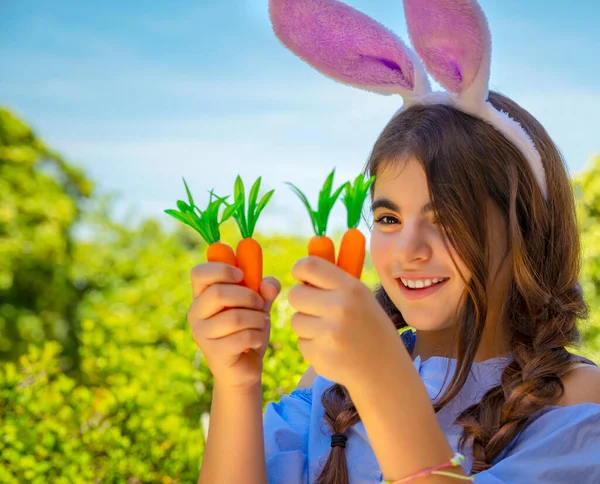 Ritratto Una Graziosa Coniglietta Con Carote Mano Che Gode Pasqua — Foto Stock