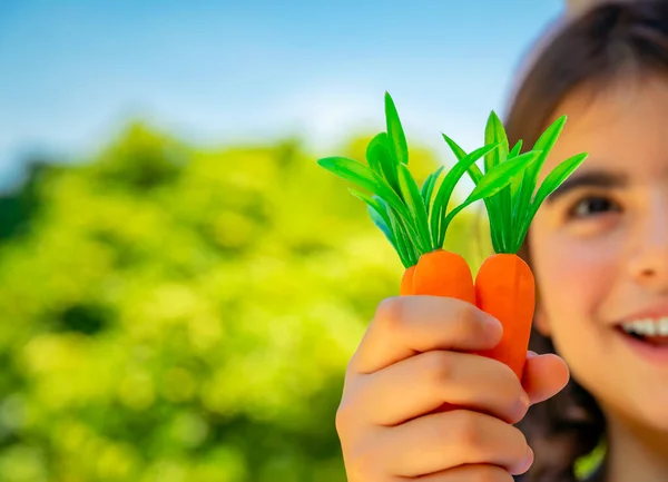 Kleines Mädchen Mit Karotten Kinder Mit Gesunder Vegetarischer Ernährung Selektives — Stockfoto