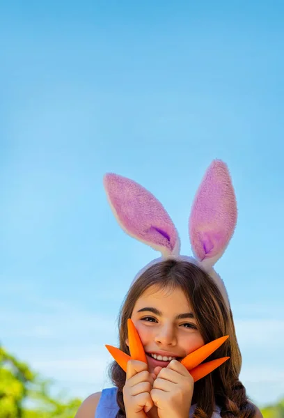 Portré Egy Aranyos Kis Nyuszi Lány Sárgarépával Élvezi Húsvét Szórakozás — Stock Fotó