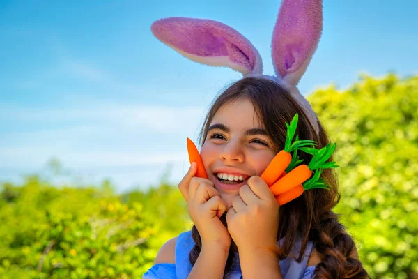 Ritratto Una Graziosa Coniglietta Con Carote Mano Che Gode Pasqua — Foto Stock